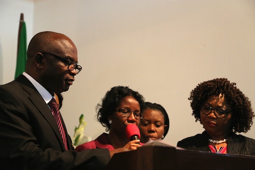 Oby Igwe (m) giving vote of thanks, with her is (L) Mike Awoyinfa and others. Photo Idowu Ogunleye