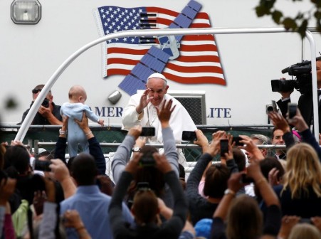 Pope Francis waves to people from the popemobile during a parade on September 27, 2015 in Philadelphia (AFP Photo/Tony Gentile)