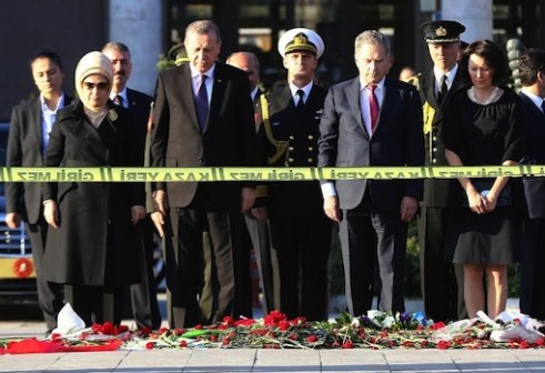 Turkey's President Recep Tayyip Erdogan (2L), Finland's President Sauli Niinisto (2R), and their wives Emine Erdogan (L) and Jenni Haukio attend a wreath-laying ceremony at the site of the bombings in Ankara, on October 14, 2015 (AFP Photo/Adem Altan)