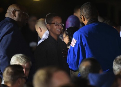 Irving, Texas student Ahmed Mohamed (C) is seen during the second White House Astronomy Night on the South Lawn of the White House on October 19, 2015 in Washington, DC (AFP Photo/Mandel Ngan)