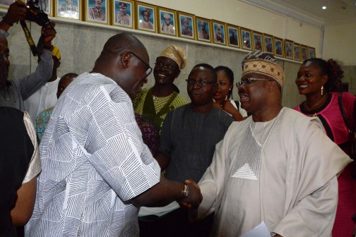 Gov Abiola Ajimobi in handshake with Speaker, Oyo State House of Assembly who led other honourables to congratulate the governor over victory at tribunal