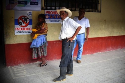 Citizens queue up vote in Chinautla municipality during Guatemala's run-off presidential election on October 25, 2015 (AFP Photo/Johan Ordonez)