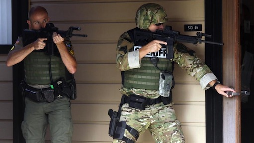 Police officers search Umpqua Community College in Roseburg, Oregon, after a shooting on October 1, 2015 (AFP Photo/Michael Sullivan)