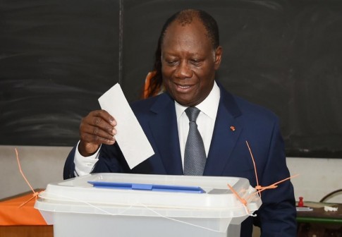 Ivorian President Alassane Ouattara casts his ballot in Cocody, a district of Abidjan, on October 25, 2015 AFP