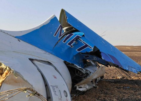 handout picture released by the Egyptian Prime Minister's office on October 31, 2015, shows the wreckage of a crashed A321 Russian airliner in Hassana, a mountainous area of Egypt's Sinai Peninsula (AFP Photo/Seliman Al-Oteifi) 