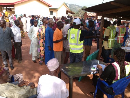 Voters on queue in Odu Ogbogaya in Kogi on Saturday. Photo: Femi Ipaye