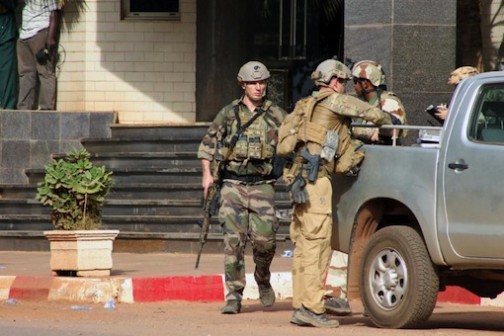Local and international soldiers stand guard in front of the Radisson Blu hotel in Bamako on November 20, 2015  Photo: AFP