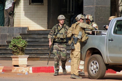 Local and international soldiers stand guard in front of the Radisson Blu hotel in Bamako on November 20, 2015