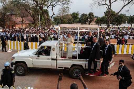 Huge crowds greet Pope Francis as he arrives at the Notre Dame Cathedral on November 29, 2015 in Bangui, Central African Republic (AFP Photo/Gianluigi Guercia)