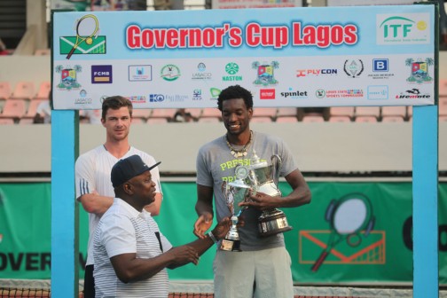 Ambode presents the loser's trophy to Zimbabwe's Takanyi Garanganga