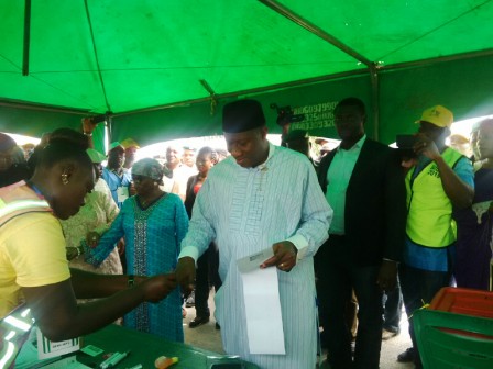 Goodluck Jonathan casting his vote