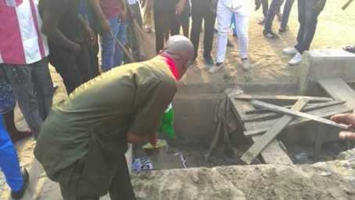 Youths from Ogogoro community bury PDP flag in coffin