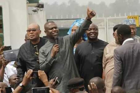 Dakuku Peterside acknowledging cheers from supporters at Port Harcourt airport on Saturday, 30 Jan. 2016