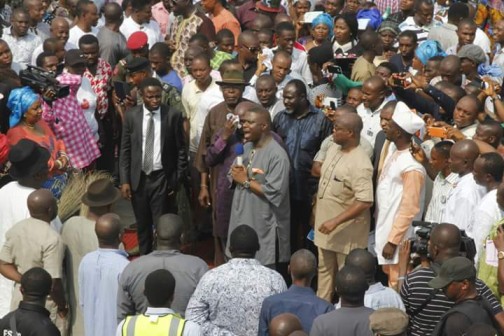 Dakuku Peterside addresses crowd of APC supporters in Buguma after the defection of PDP chieftains to APC