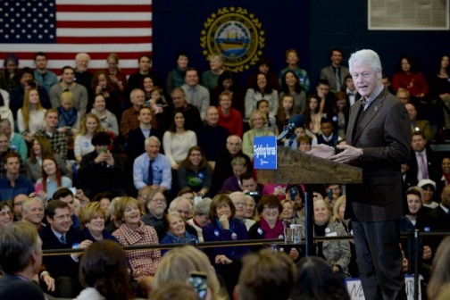 Former US President Bill Clinton campaigns for his wife, Democratic president candidate Hillary Clinton, at Nashua Community College January 4, 2016 in New Hampshire (AFP Photo/Darren McCollester) Le