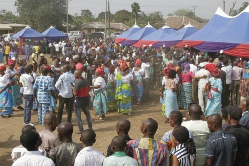 Crowd of APC supporters in Etche during the defection of PDP big wigs to APC