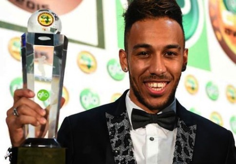Pierre-Emerick Aubameyang poses with his Glo/CAF Award
