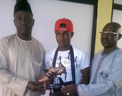  Golden Eaglets' Samuel Chukwueze (middle) with NFF officials after receiving U-17 World Cup bronze boot in Abuja on Monday
