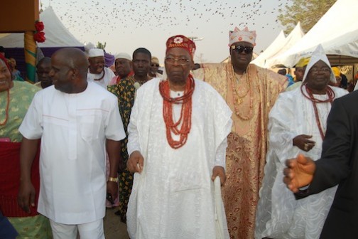 Oba Aromolaran II accompanied by Elerinmo, of Erinmo-Ijesa and other chiefs