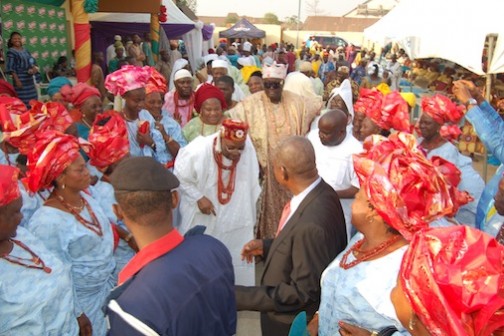 Oba Aromolaran II dances to the amazement of the crowd