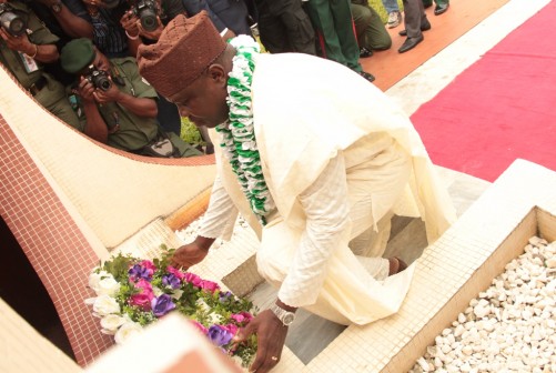 Lagos State Governor, Mr. Akinwunmi Ambode, laying a wreath in commemoration of the Y2016 Armed Forces Remembrance Day, at the Remembrance Arcade, Tafawa Balewa Square, Lagos, on January 15, 2016