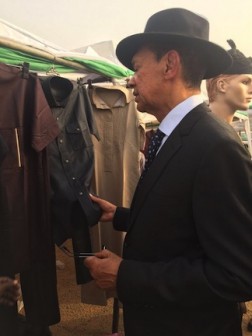 Ben Murray-Bruce negotiates for some Aba-made fabric