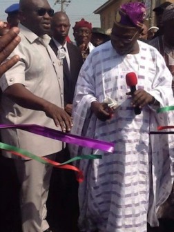 Former Nigerian president, Olusegun Obasanjo commissions a project in Abia State as Governor Ikpeazu looks on