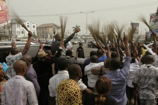 Dakuku Peterside acknowledging cheers from APC supporters