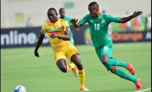 Mali, Ivory Coast players battle for the ball