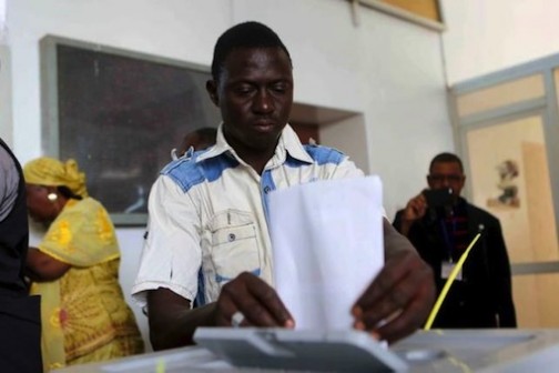 A voter casts his ballot at a polling station during the country's presidential and legislative elections in Niamey, Niger, February 21, 2016. Photo: Reuters