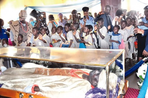 Children file past at Olubadan lying in state at Igbo Elerin