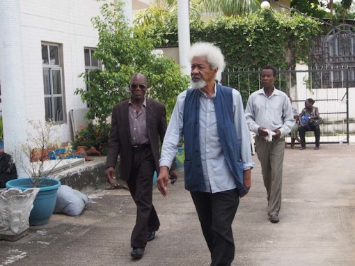 Prof Wole Soyinka arriving the home of late Tunji Braithwaite