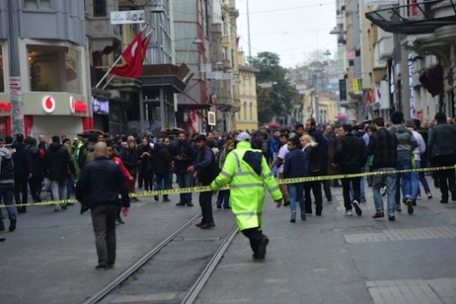 Turkish police push people away after an explosion on the pedestrian Istiklal avenue in Istanbul on March 19, 2016 (AFP Photo/Bulent Kilic)