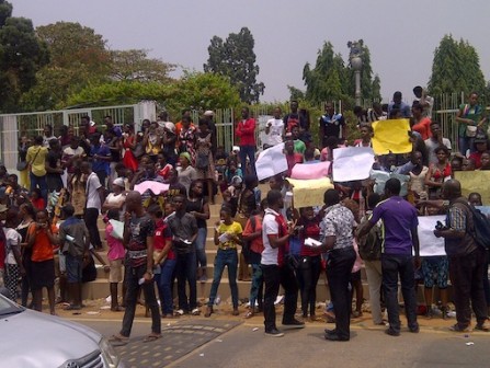 The protesters blocked the main entrance to the Lagos State Assembly and the road leading to the governor's office