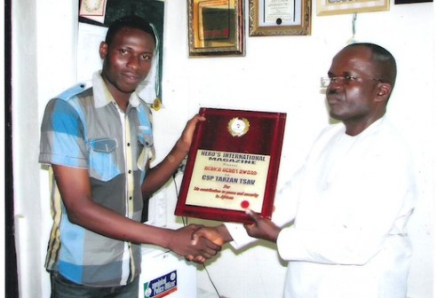 Tarzan Tsav (R) receiving the Africa's Hero Award