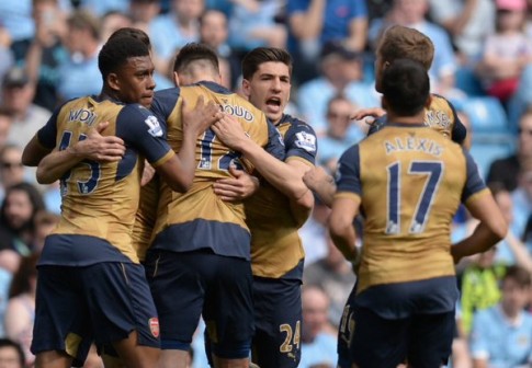 Arsenal players salute Giroud