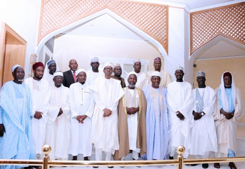 President Muhammadu Buhari (m) in a group photograph with his guests after the breaking of fast