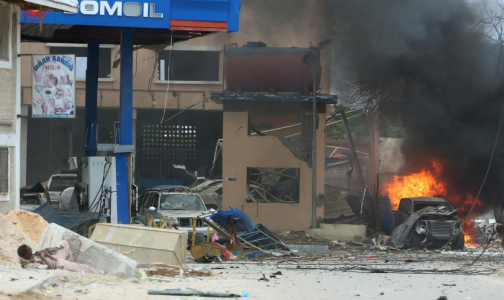 A Somali government soldier holds his position during gunfire after a suicide bomb attack outside Nasahablood hotel in Somalia's capital Mogadishu on June 25, 2016. 