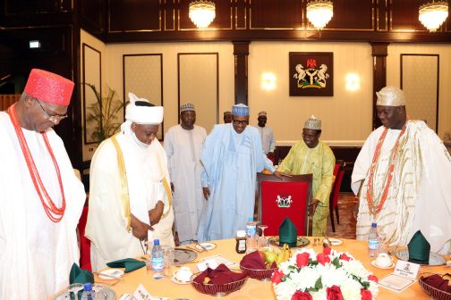 (R-L) Ooni of Ife, HRH Adeyeye Ogunwusi, President Muhammadu Buhari and Sultan of Sokoto, Sultan Muhammadu Sa'ad Abubakar IV and Obi of Onitsha, His Majesty Nnaemeka Achebe at the dinner