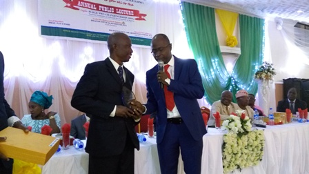 Biodun Afinowi, MD, Winsor Wood Limited (right) presenting award to an ICAN member