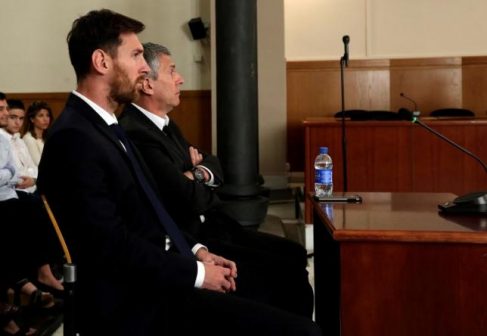 Barcelona's Argentine soccer player Lionel Messi (L) sits in court with his father Jorge Horacio Messi during their  trial for tax fraud in Barcelona, Spain, June 2, 2016. REUTERS/Alberto Estevez