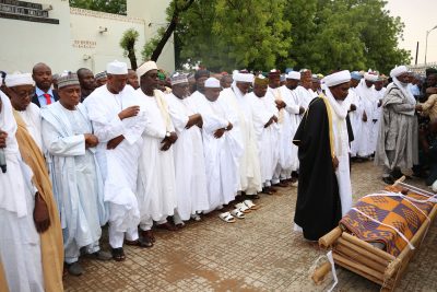 Prayers being offered for the Late Alhaji Umaru Shinkafi at he grave site