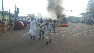 Protesters protesting the candidature of Jimoh Ibrahim as PDP candidate