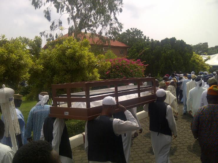 The remains of Rasheed Gbadamosi being conveyed for burial.