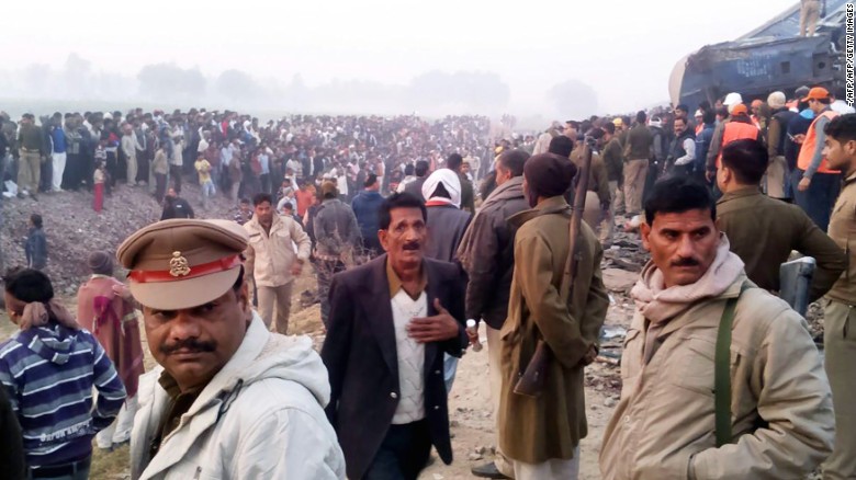 onlookers-and-survivors-of-train-crash-in-Kanpur-India