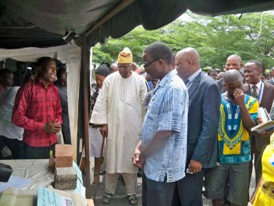 paul-gbedebo-and-others-listening-to-the-processes-of-making-fibre-concrete