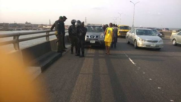 Man-jumps-from-3rd-mainland-bridge