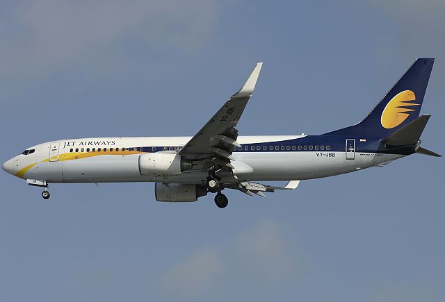 640px-Boeing_737-8HX,_Jet_Airways_JP6781982