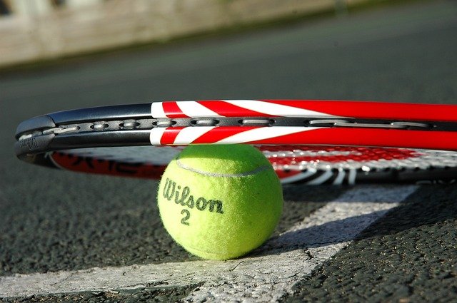 tennis-racket-2259356_640