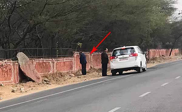 Kalicharan-saraf-urinating-on-the-roadside